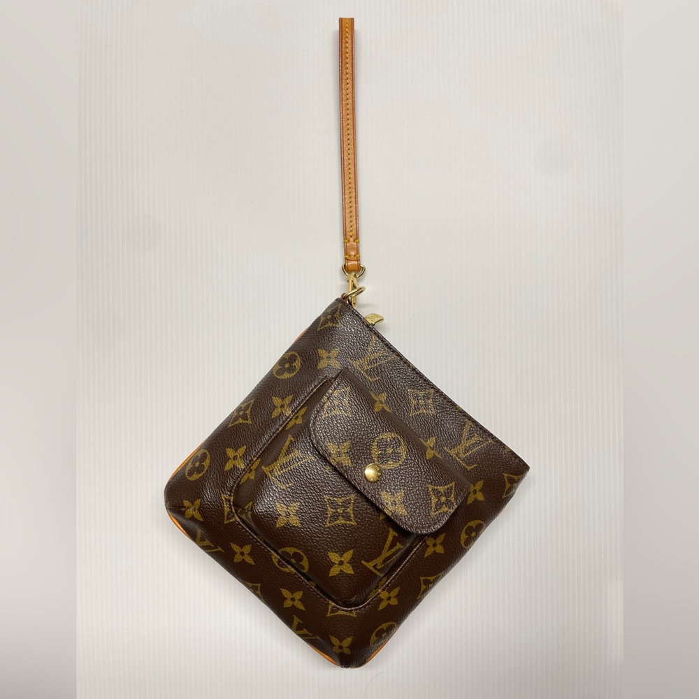 Lv partition wristlet